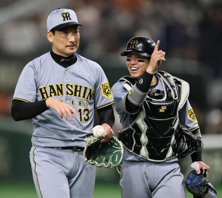 　最後を締め、笑顔でベンチへ戻る岩崎と梅野（撮影・田中太一）