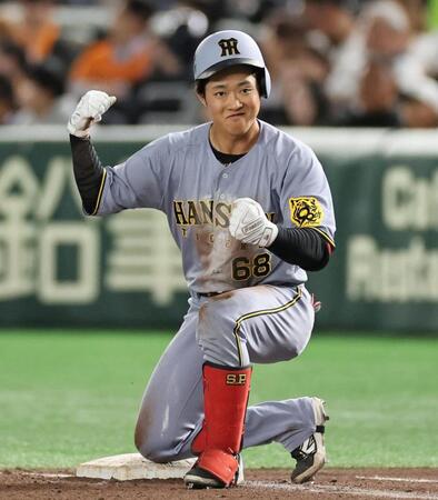 　５回、安打を決めガッツポーズをする中川（撮影・田中太一）