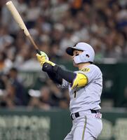 　４回、ソロを放つ森下（撮影・田中太一）