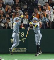 　４回、同点ソロを放ち佐藤輝（右）に迎えられる森下（撮影・金田祐二）