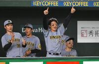 　小幡が内野安打を放ち盛り上がる森下（中央）＝撮影・堀内翔