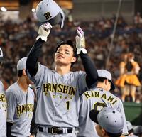 　６回、適時打を放った森下はヘルメットを掲げる（撮影・田中太一）