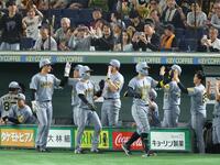 　９回、３ランを放ち迎えられる佐藤輝と生還した中野、森下（撮影・金田祐二）