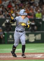 　９回、佐藤輝が３ランを放つ（撮影・堀内翔）