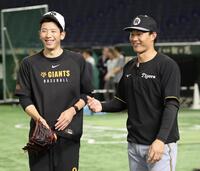 　戸郷（左）と談笑する森下（撮影・田中太一）