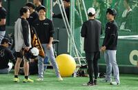 　話し込む（左から）大勢、湯浅、戸郷、才木（撮影・金田祐二）