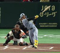 　１回、左前に先制適時打を放つ森下（撮影・金田祐二）