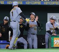 　２回、２ランを放った森下（左）を迎える藤川監督（中央）ら