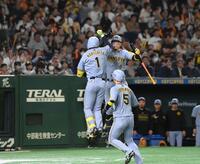 　２回、２ランを放った森下（左）を迎える佐藤輝（撮影・堀内翔）