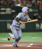 　１回、近本が左前打を放つ（撮影・堀内翔）