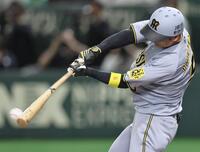 　３回、適時三塁打を放つ近本（撮影・田中太一）