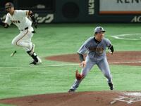 　３回、吉川の打球を受けグラブを離してボールを追う才木（撮影・金田祐二）