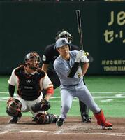 　５回、三塁内野安打を放つ中川（撮影・金田祐二）