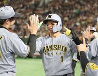 　２回、２ランを放った森下は才木らに迎えられる（撮影・田中太一）