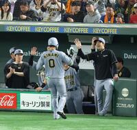 　８回、代打で二塁打を放った木浪を迎える才木ら（撮影・金田祐二）