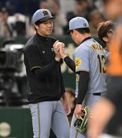 　試合後、岩崎（右）からウイニングボールを受け取る才木（撮影・堀内翔）