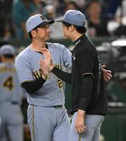 　試合後、才木（右）とタッチを交わす藤川監督（撮影・堀内翔）