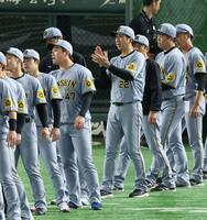 　手をたたいてナインを迎える藤川監督（撮影・金田祐二）