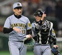 　最後を締め、笑顔でベンチへ戻る岩崎と梅野（撮影・田中太一）