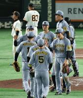 　勝利を喜ぶ阪神ナイン（撮影・金田祐二）