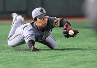 　２回、長野の打球を飛びついて好捕する中川（撮影・田中太一）