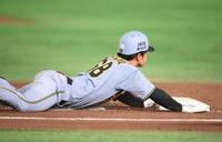 　５回、内野安打を放ち一塁にヘッドスライディングする中川（撮影・堀内翔）