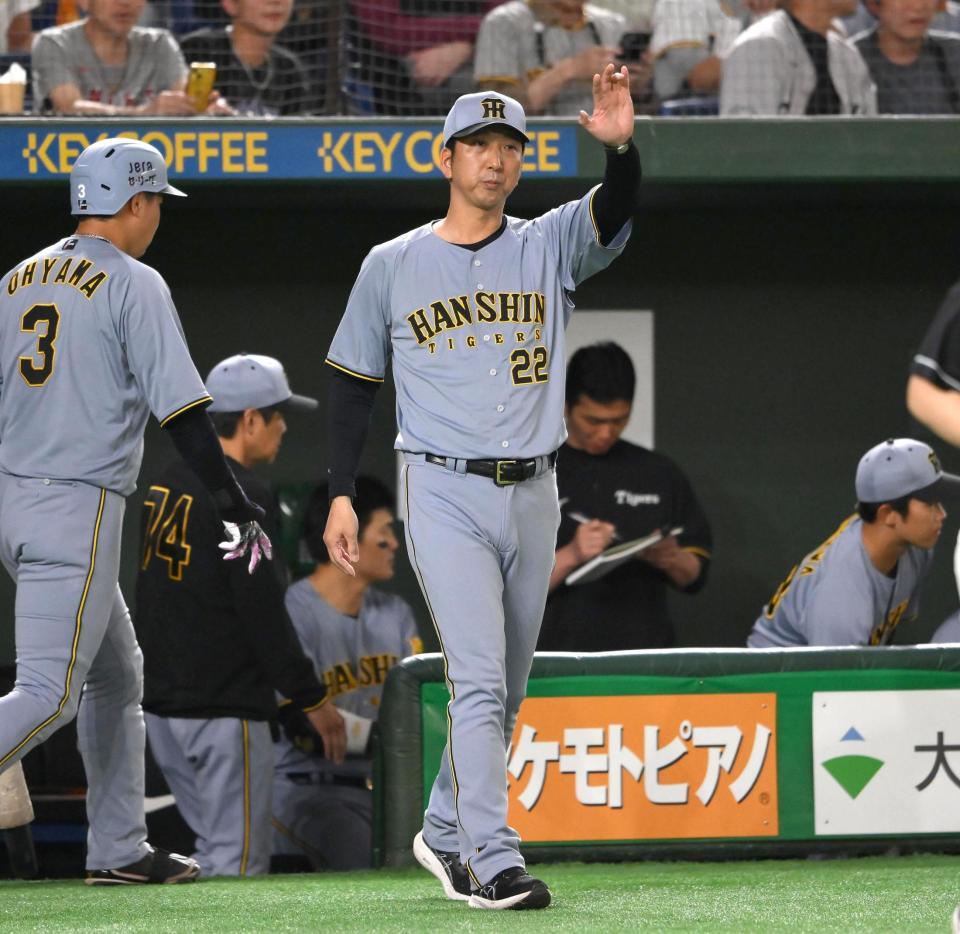 　４回、投手交代を告げる藤川監督（撮影・堀内翔）