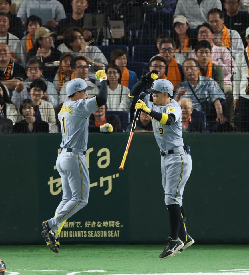 　４回、同点ソロを放ち佐藤輝（右）に迎えられる森下（撮影・金田祐二）