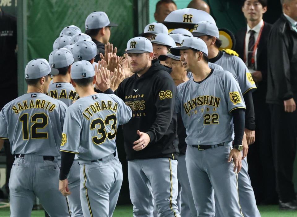 　ナインを迎える藤川監督とビーズリー（撮影・金田祐二）