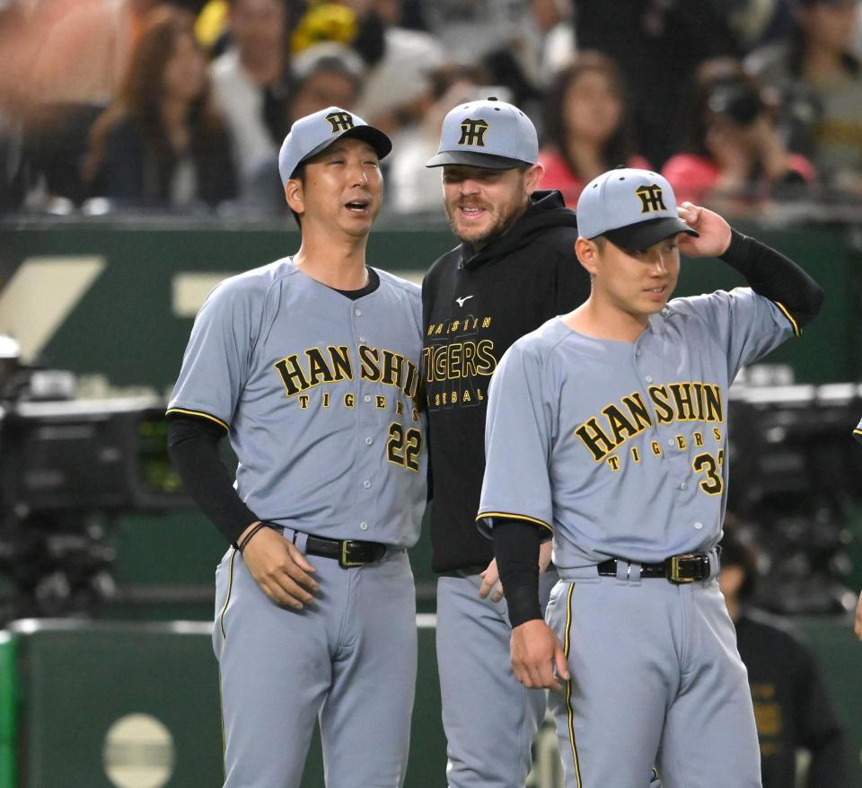 　試合後、藤川監督（左）から声をかけられるビーズリー（撮影・堀内翔）