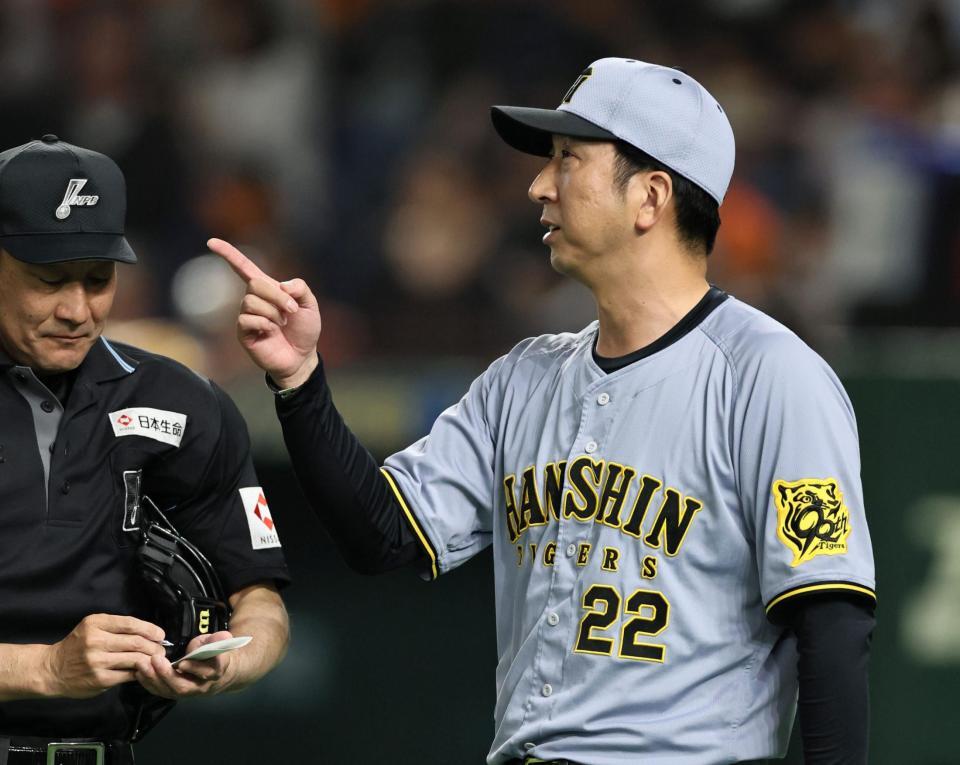 　４回、マウンドにビーズリーを送り込む藤川監督（撮影・田中太一）