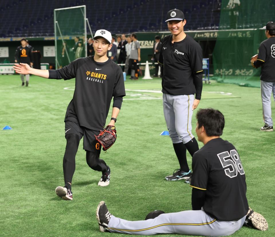 　練習前、話をする森下（右）と戸郷。手前は前川（撮影・田中太一）