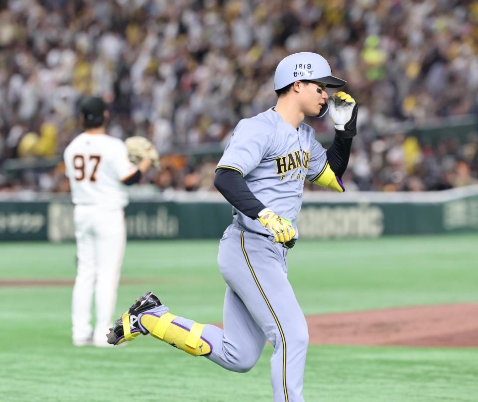 　２回、２ランを放ちダイヤモンドを回る森下。左は井上