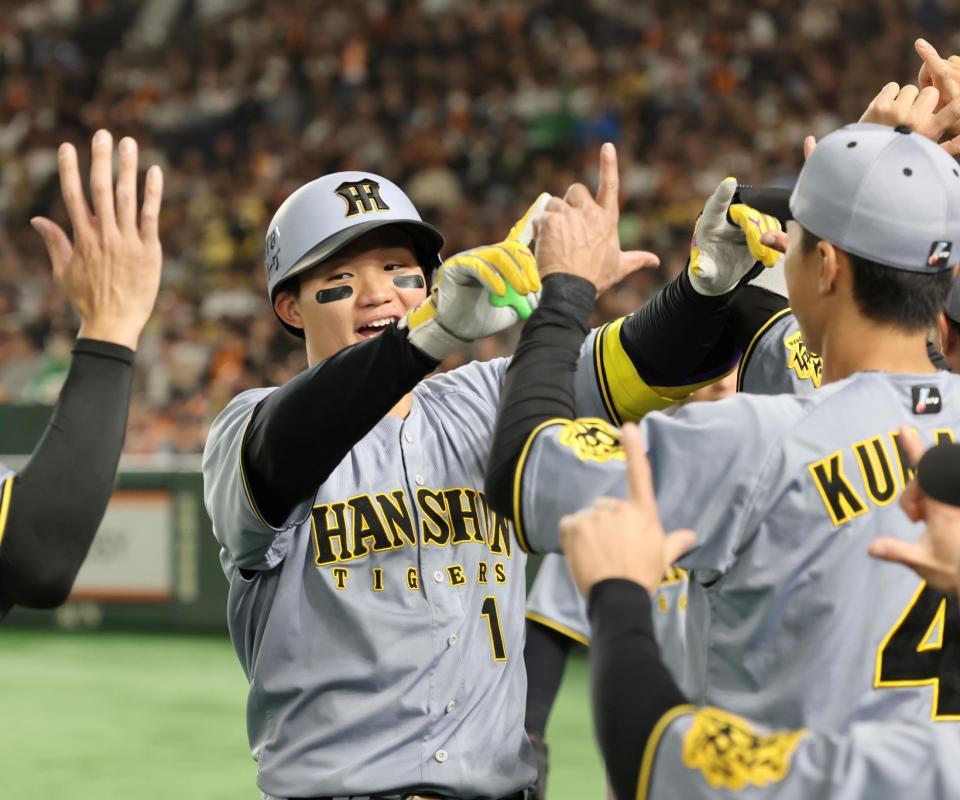 　２回、２ランを放った森下はナインに迎えられ笑顔を見せる（撮影・田中太一）