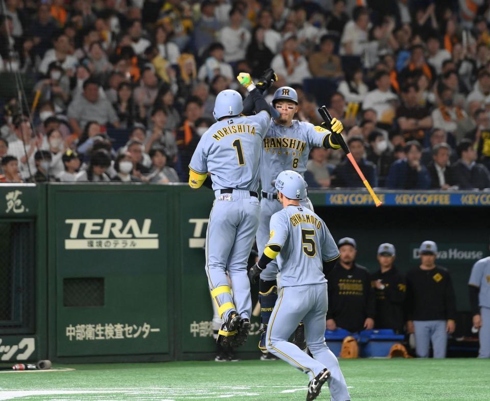 　２回、２ランを放った森下（左）を迎える佐藤輝（撮影・堀内翔）