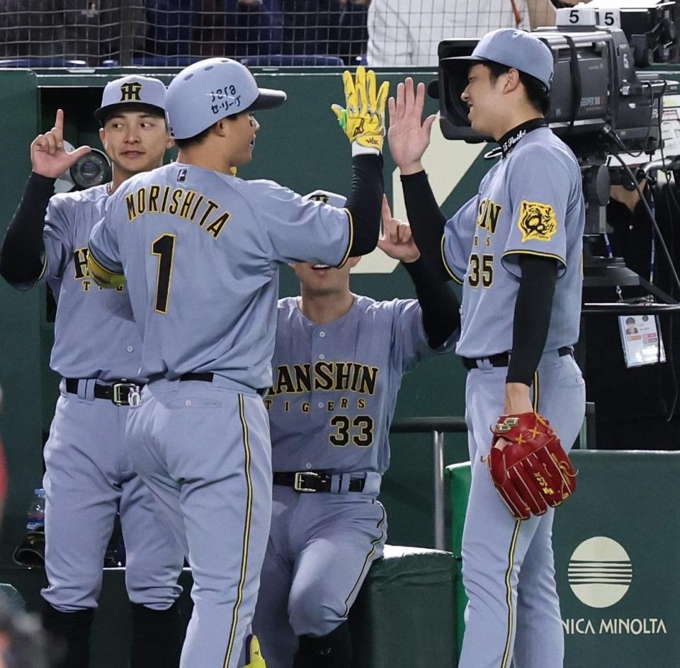 　２回、２ランを放った森下（左）とタッチを交わす才木