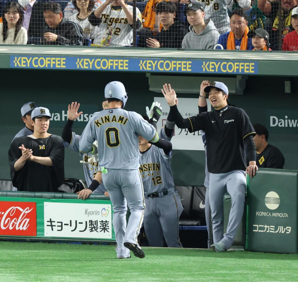 　８回、代打で二塁打を放った木浪を迎える才木ら（撮影・金田祐二）