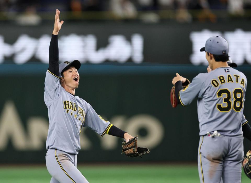 　９回、小幡の好守を再現しながらマウンドへ向かう近本（撮影・田中太一）