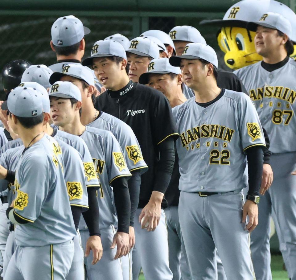 　ナインを迎える藤川監督、才木ら（撮影・金田祐二）