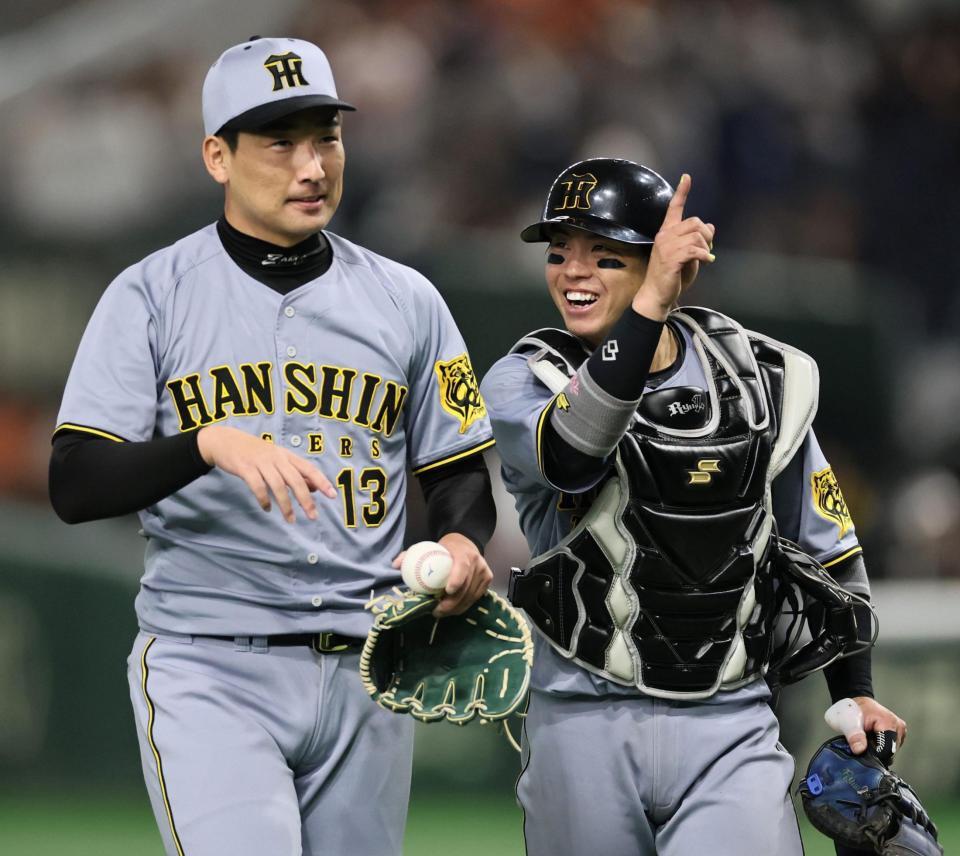 　最後を締め、笑顔でベンチへ戻る岩崎と梅野（撮影・田中太一）