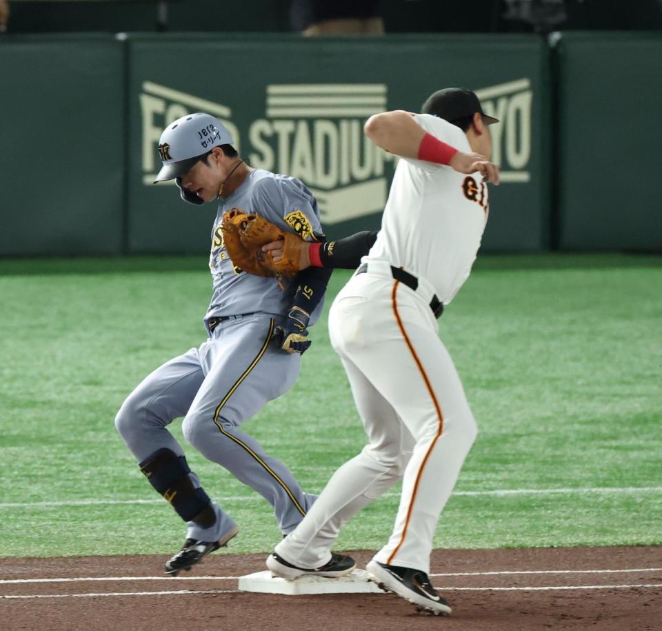 　１回、犠打の中野と送球を受けた岡本が交錯（撮影・金田祐二）