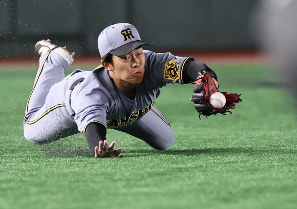 　２回、長野の打球を飛びついて好捕する中川（撮影・田中太一）