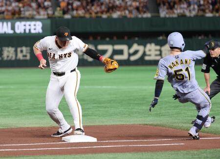 　１回、犠打を決めた中野（右）と一塁手・岡本が交錯する