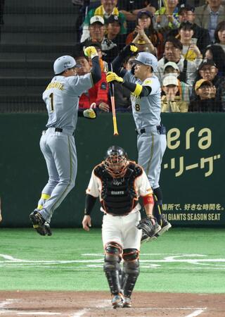 　２回、左越え２ランを放ち佐藤輝に迎えられる森下。手前は肩を落とす甲斐（撮影・金田祐二）