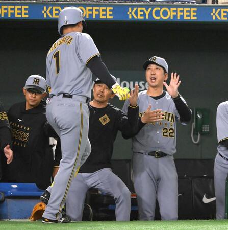 　２回、２ランを放った森下（左）を迎える藤川監督（撮影・堀内翔）