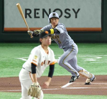 　１回、左前打を放つ近本