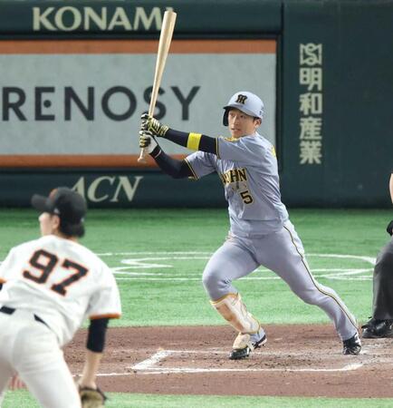 　３回、２点三塁打を放つ近本