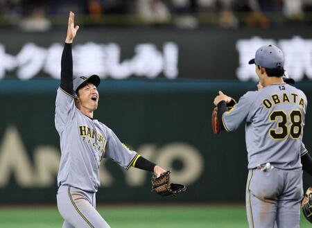 　勝利後、小幡（右）の好守を再現しながら歓喜の輪へ向かう近本（撮影・田中太一）