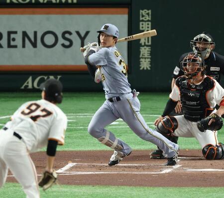 　１回、適時二塁打を放つ小幡（撮影・金田祐二）