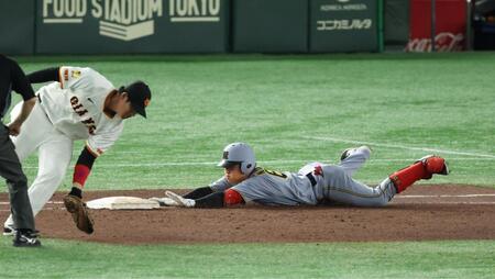 　５回、ヘッドスライディングで内野安打を奪う中川（撮影・金田祐二）